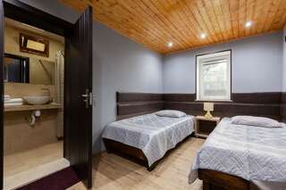 Гостевой дом Мамукас Марани Кутаиси Двухместный номер с 2 отдельными кроватями и ванной-9